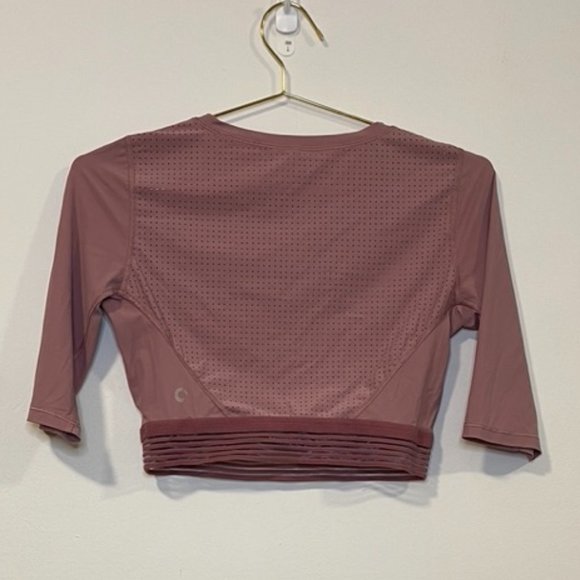 Cropped Athletic Shirt - Picture 2 of 4